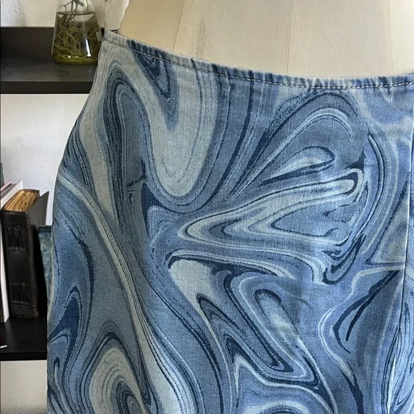 Swirl Denim Mini Skirt size 8 Wild Fable like new with small slit at front seam - Picture 2 of 9